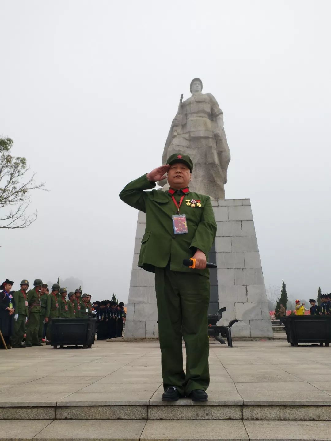 這一天的龍州烈士陵園內數千人高喊英烈回家