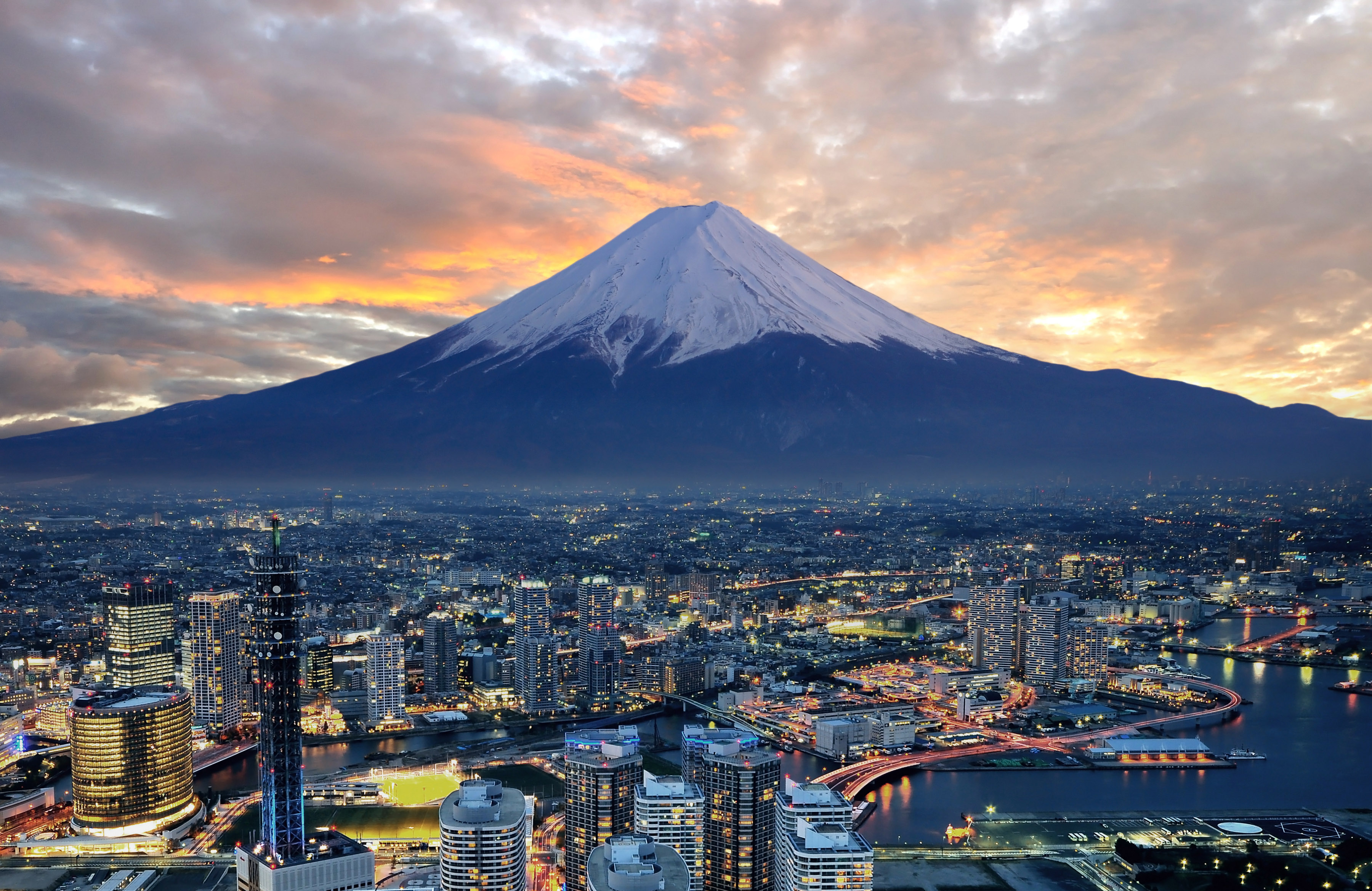 日本第一山了,富士山,自古以来被誉为灵峰,特别是在山顶部分设有浅间