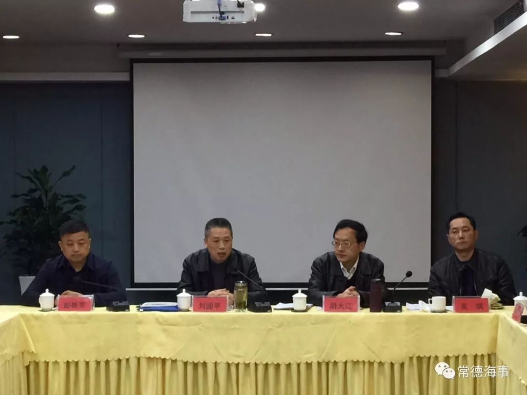刘国平同志(左二)在座谈会上讲话