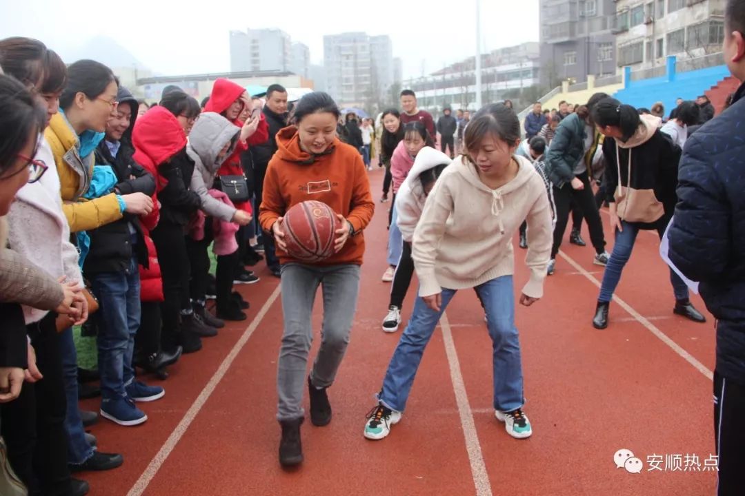 多圖普定縣醫院舉辦三八婦女節趣味運動會