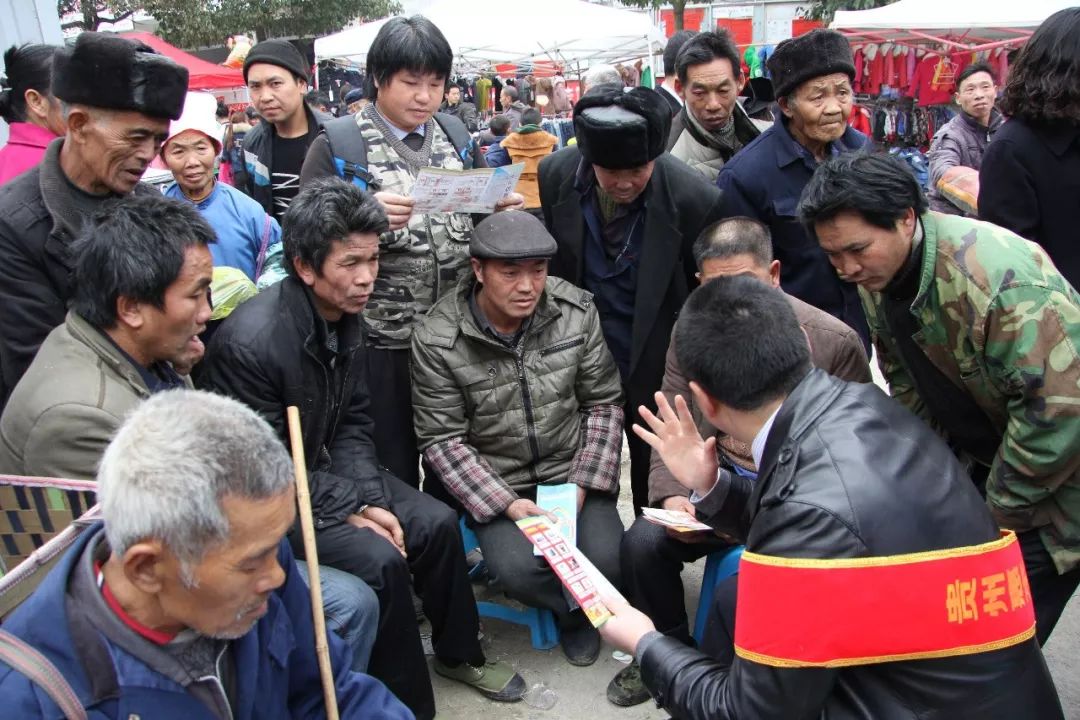 (圖:客戶經理給老百姓宣傳金融知識)