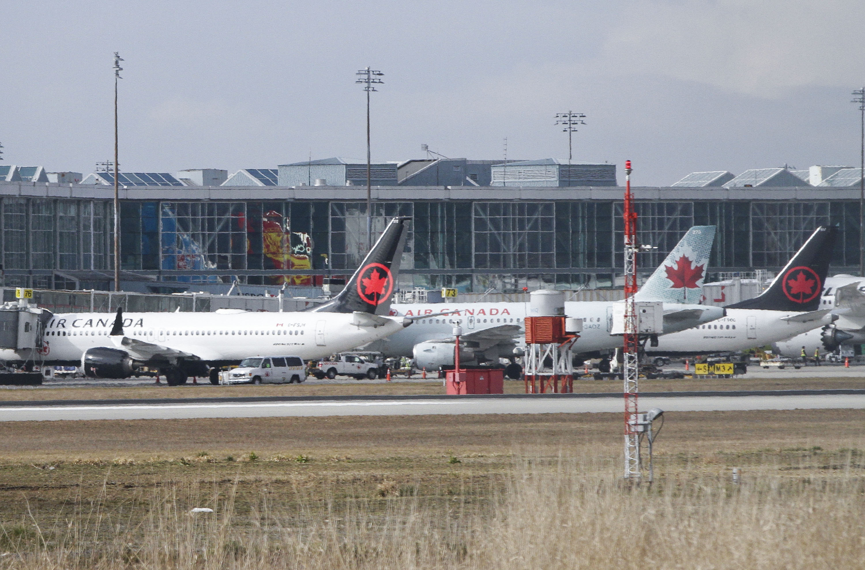 这是3月13日在加拿大温哥华国际机场拍摄的波音737 max型号飞机(左和