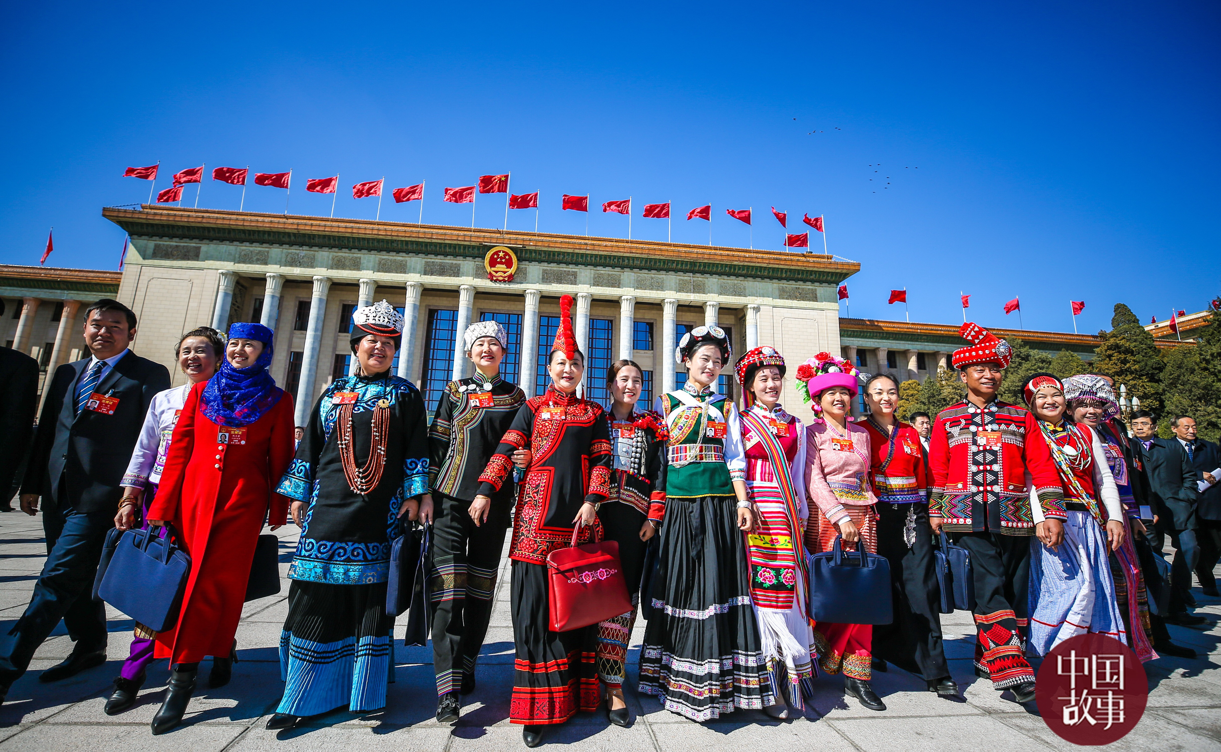 2019年两会:政协会议正式闭幕 少数民族委员合影留念民族服饰醒目