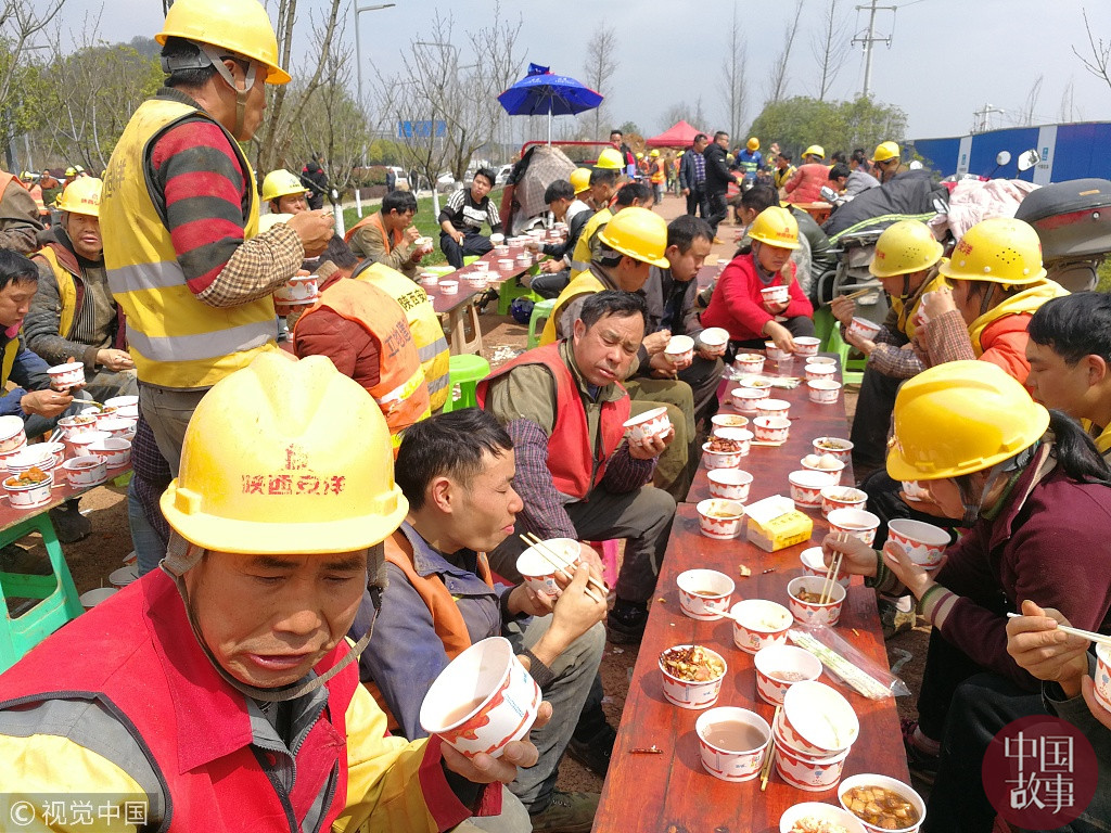 贵阳 上百民工工地附近吃露天午餐 十元一人八个菜米饭管饱