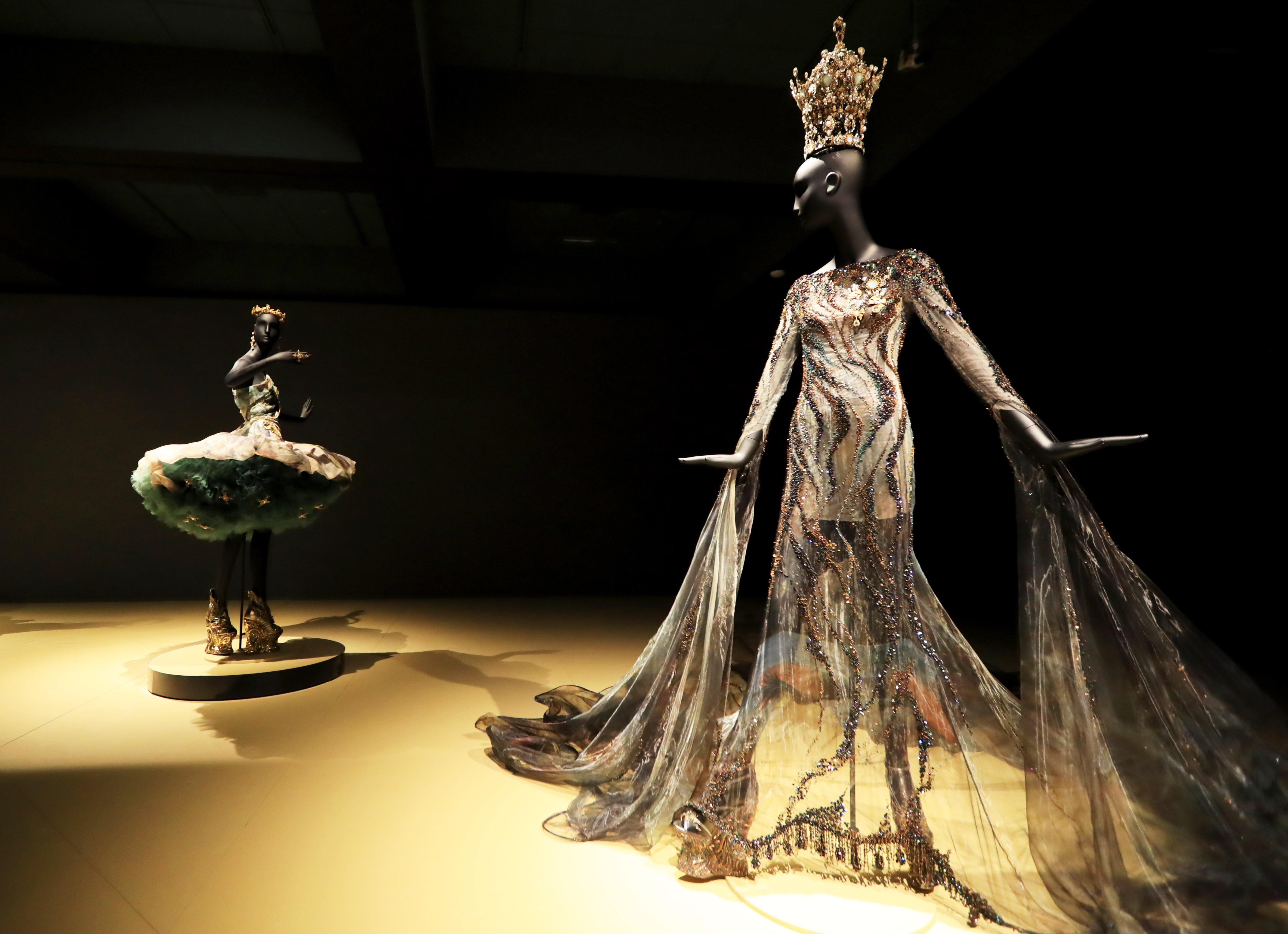 尔博物馆举行的中国著名服装设计师郭培的个人作品展吸引了众多参观者