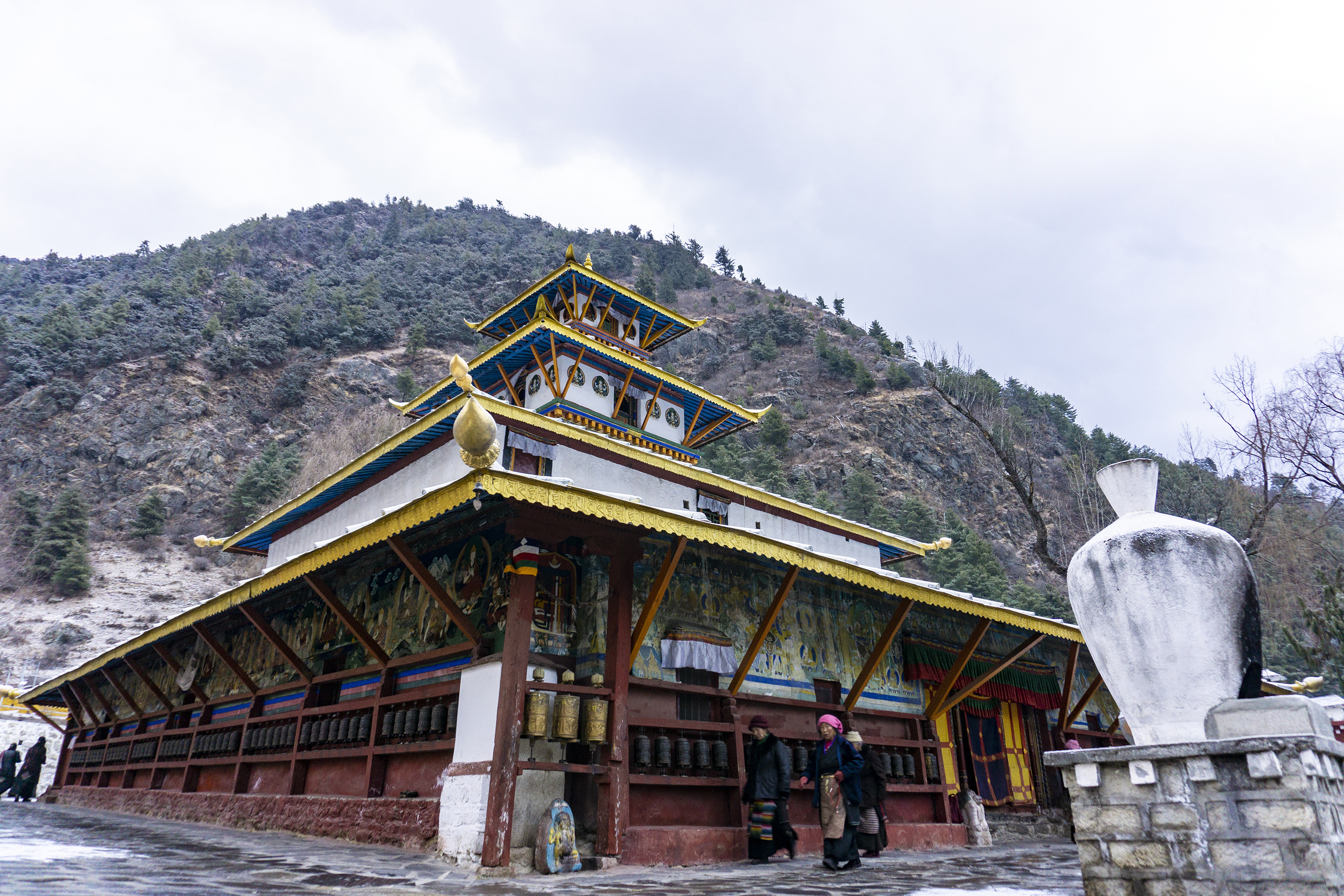 西藏边境的这座千年古寺,与松赞干布有关,却是充满尼泊尔风情