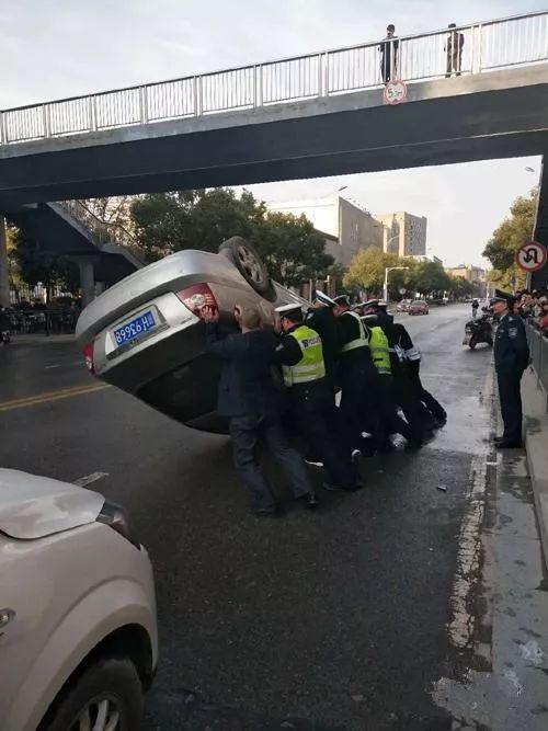 小心!江西一轎車在天橋底下翻車