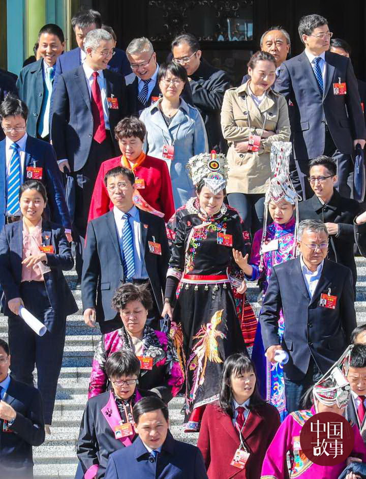 2019年两会:政协会议正式闭幕 少数民族委员合影留念民族服饰醒目