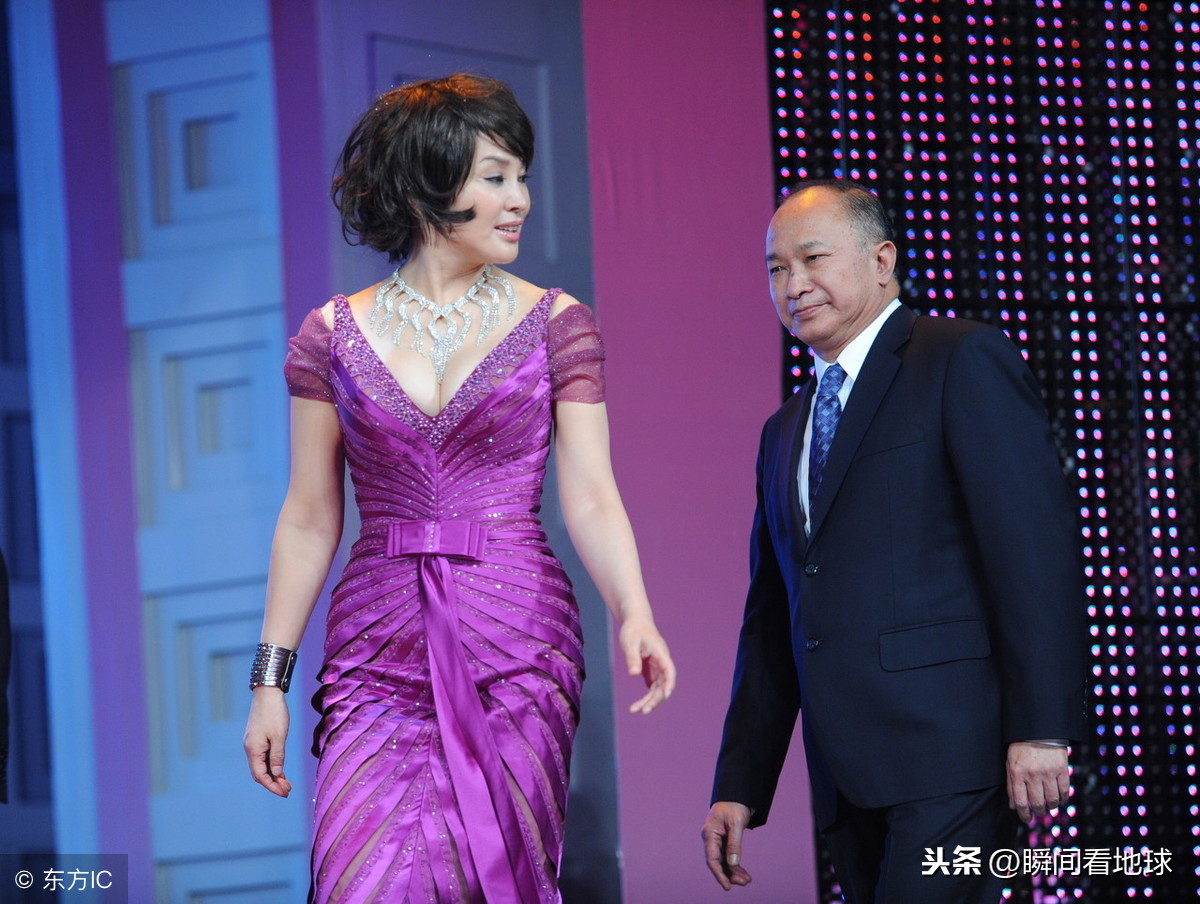 64岁刘晓庆穿西装美出新高度，不料这个细节暴露缺点_鼻孔