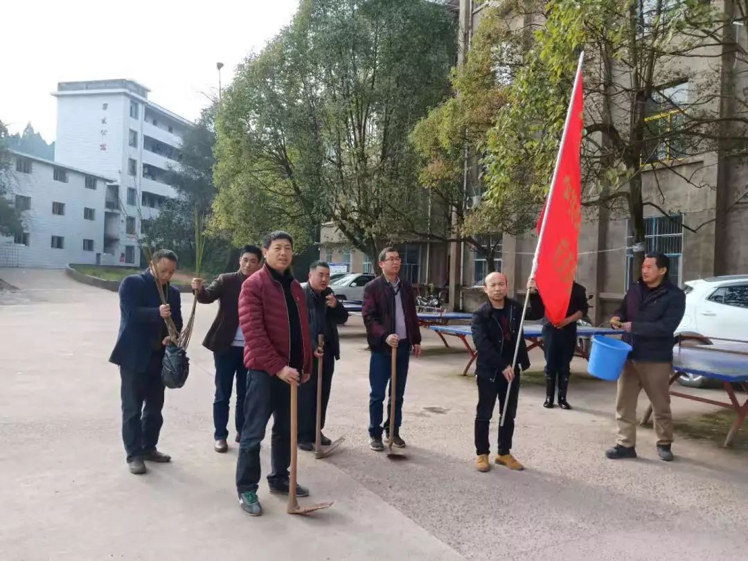 上午,全体党员集合并进行了简单分组,随后在该校党总支书记朱声文的