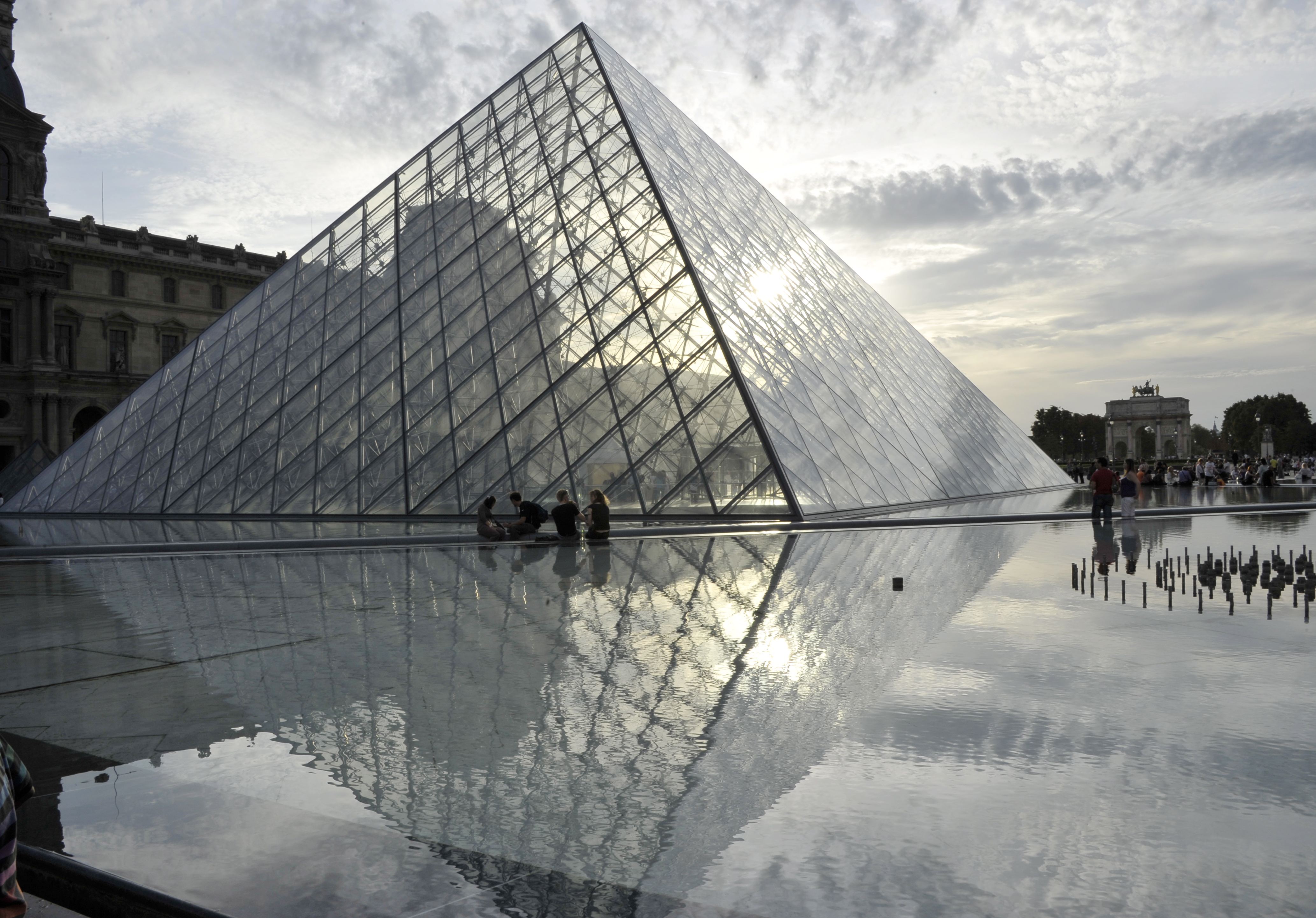 这是2010年9月11日在法国巴黎拍摄的卢浮宫玻璃金字塔入口新华社