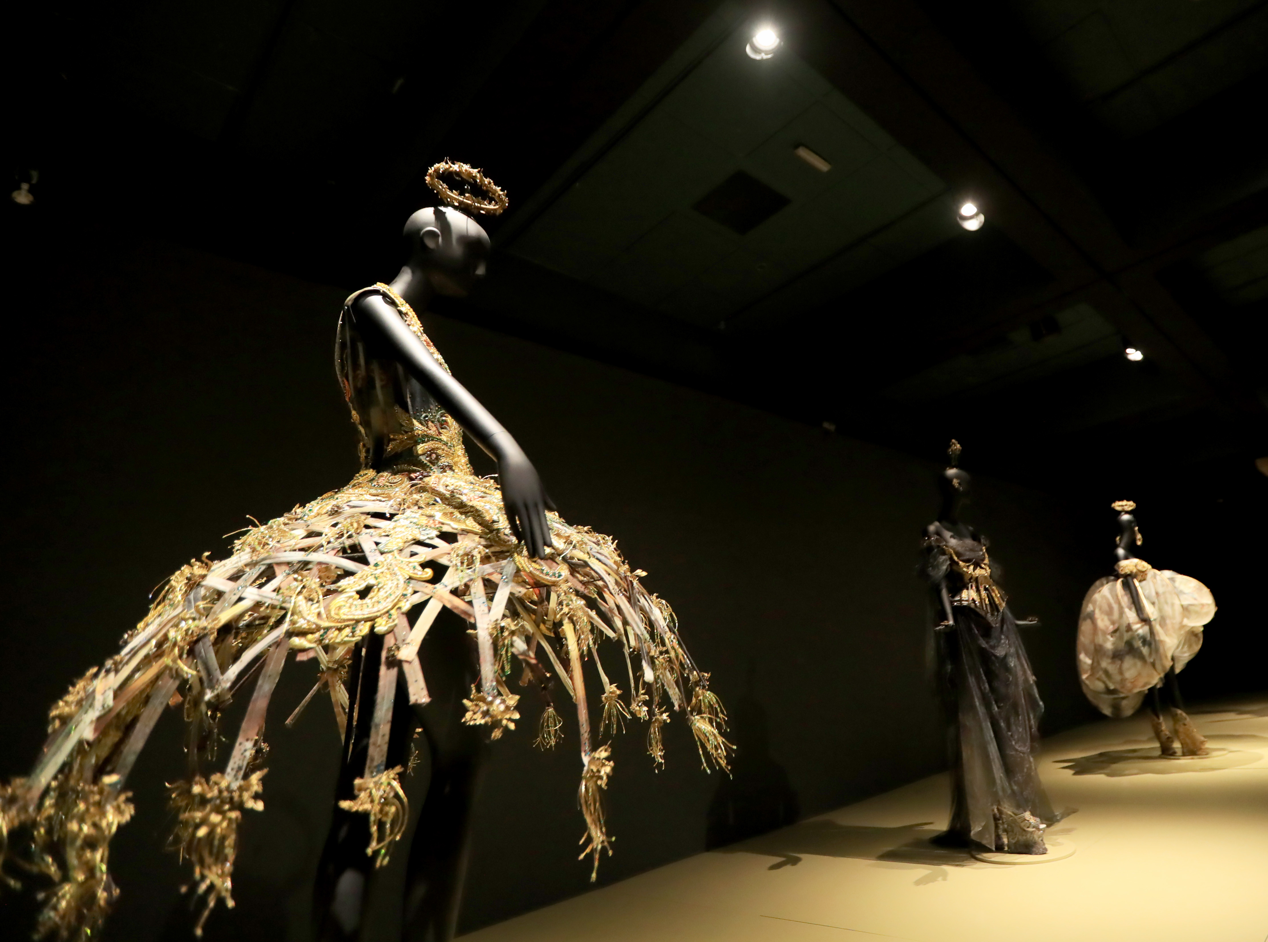 尔博物馆举行的中国著名服装设计师郭培的个人作品展吸引了众多参观者