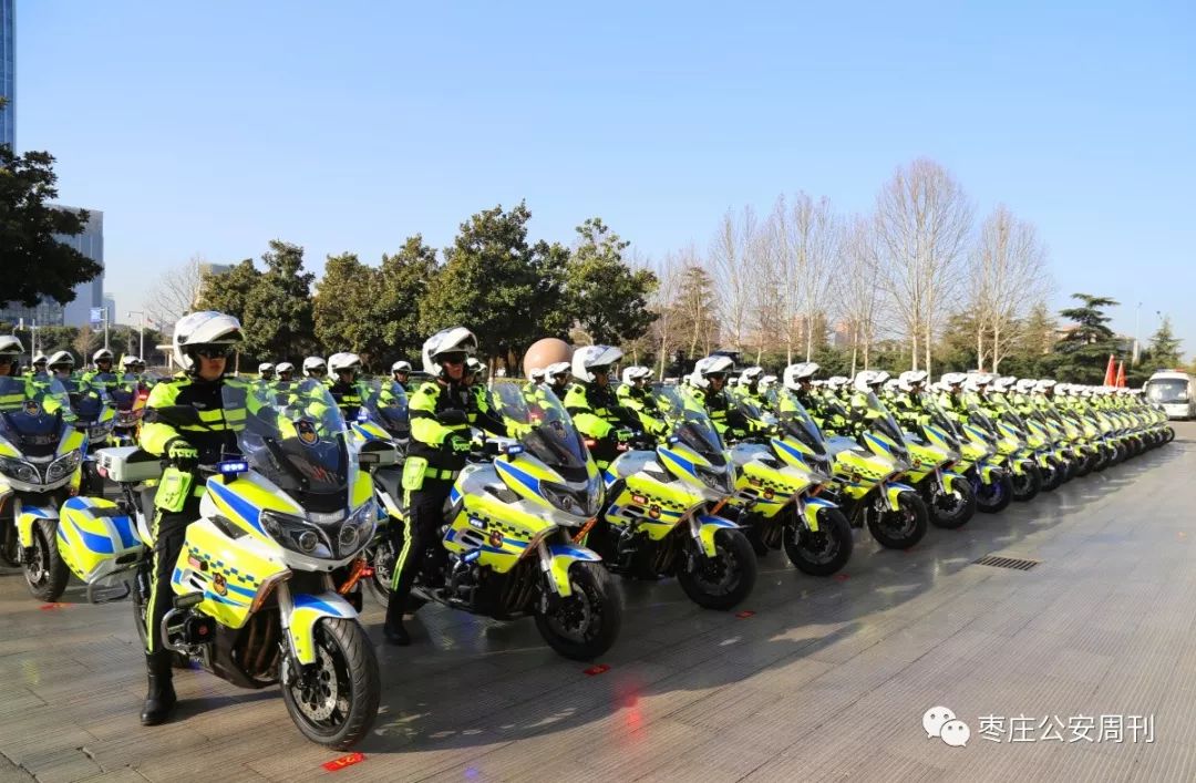 震撼!15辆"铁马战车"装备滕州交警铁骑警队