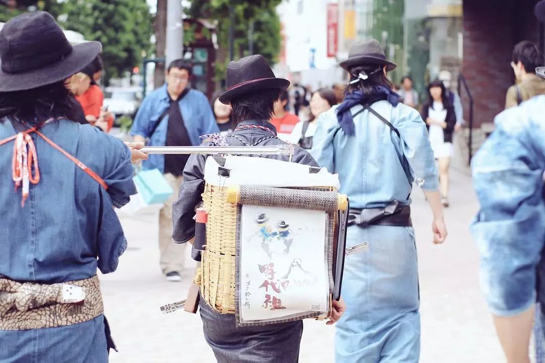 日本武士淪落街頭撿垃圾?