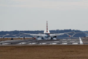 一架波音737 max 8型号飞机降落在美国首都华盛顿附近的里根机场