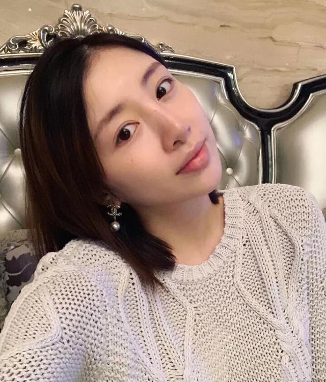 今年28歲的藝術體操女神周捷,是一個地道的湘妹子,她曾是我國藝術體操