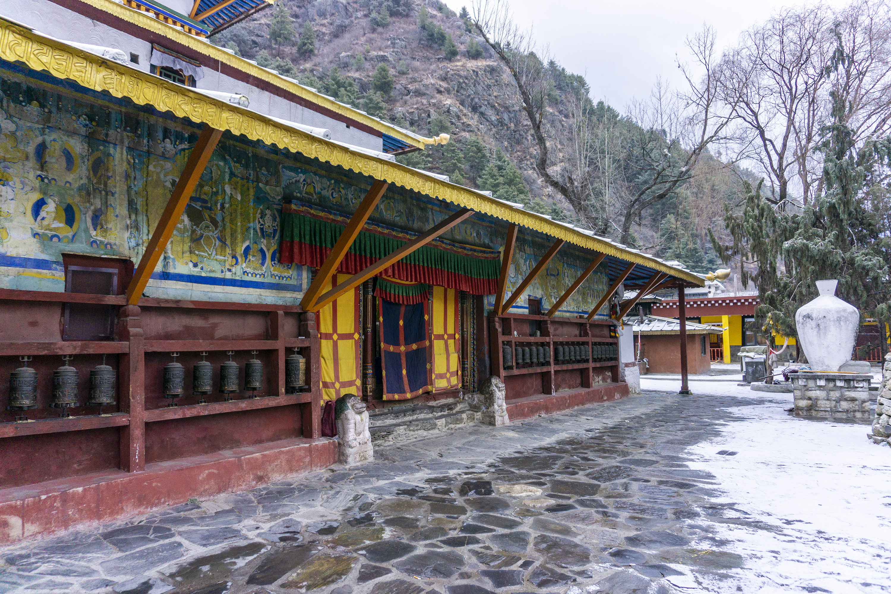 西藏边境的这座千年古寺,与松赞干布有关,却是充满尼泊尔风情