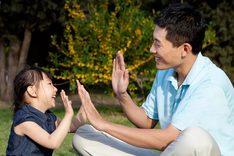 孩子照片陪伴图片