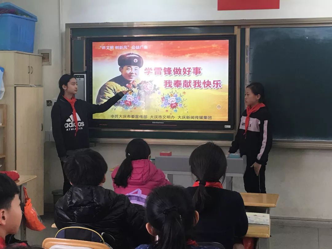 实小红领巾之榜样事迹践行雷锋精神闪烁初心光芒四方实验小学六年级一