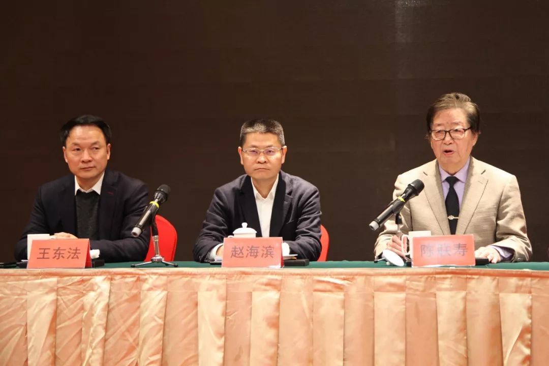 出席会议的台州市副市长赵海滨表示,台州市委市政府始终坚持以人民为