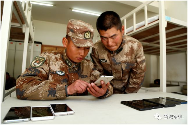 军人违规使用手机图片