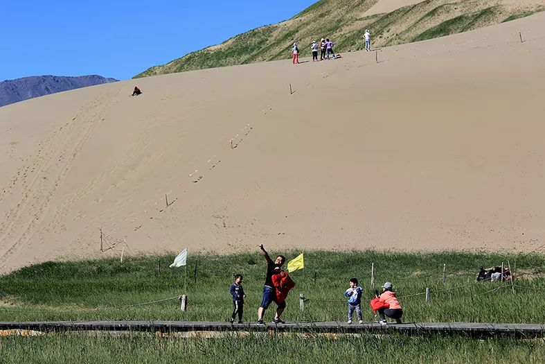 【丝路名城 甜美哈密】巴里坤草原中睡了一座寸草不生的沙山,四大