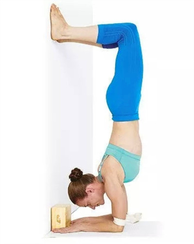 靠墙练习瑜伽手肘倒立,怎样才能保持稳定