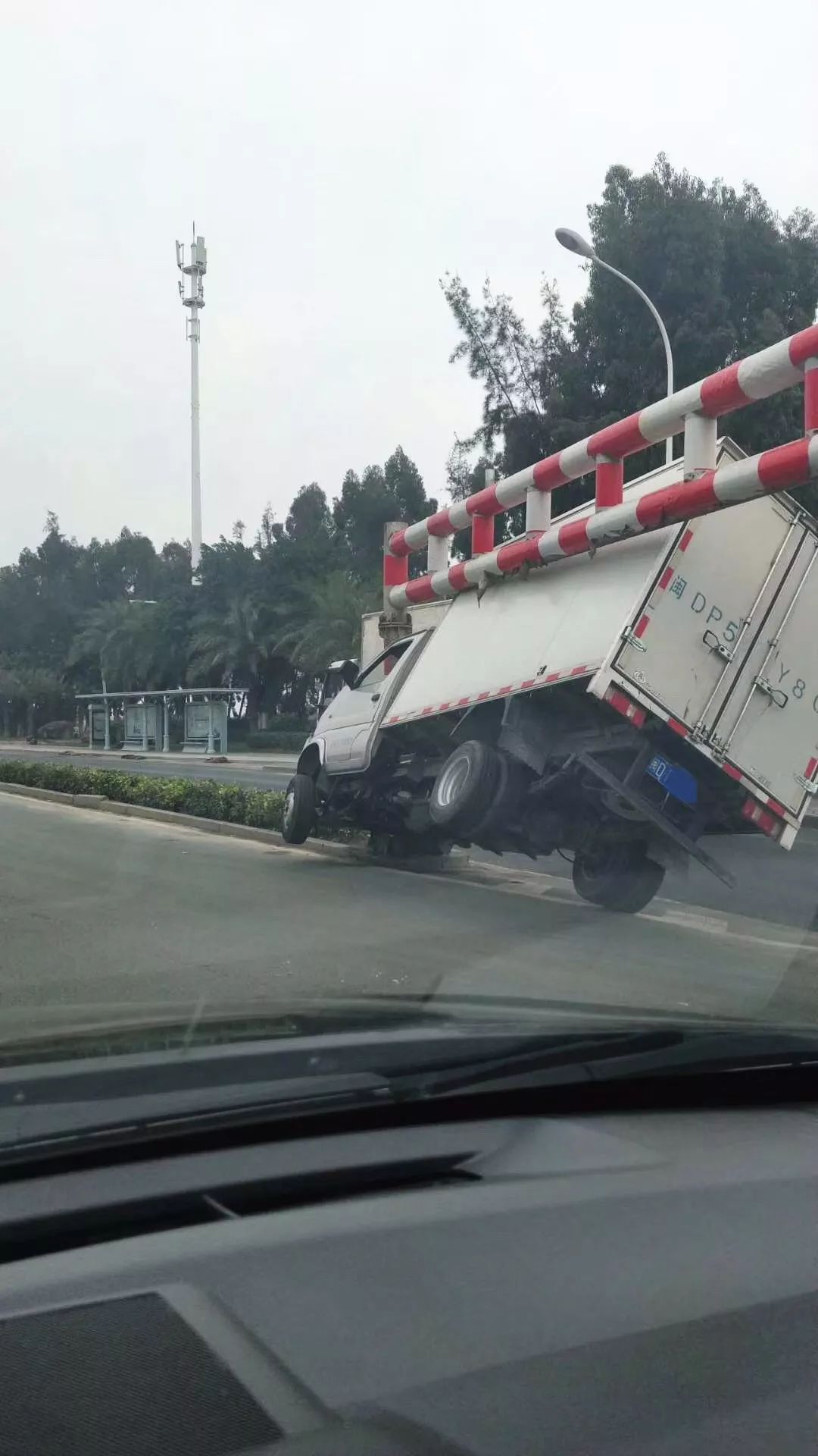 同安濱海西大道後田路段發生一起車禍,一輛廂式貨車因超高,撞上了路段