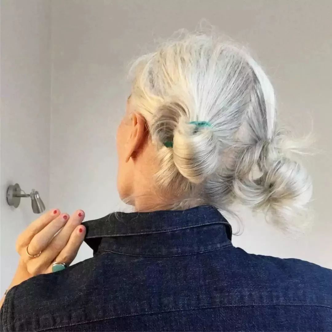 60岁老人扎发型图片