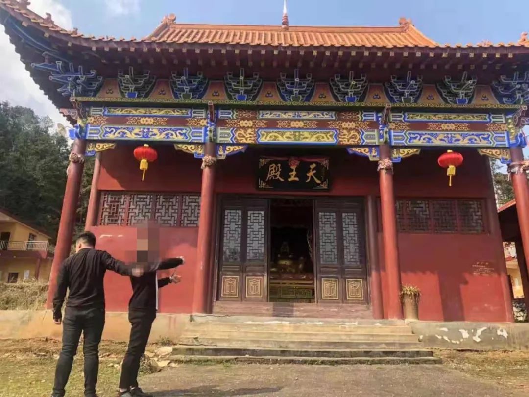 缺德萍乡两男子自制吸钱神器专偷寺庙功德箱监控拍下全过程