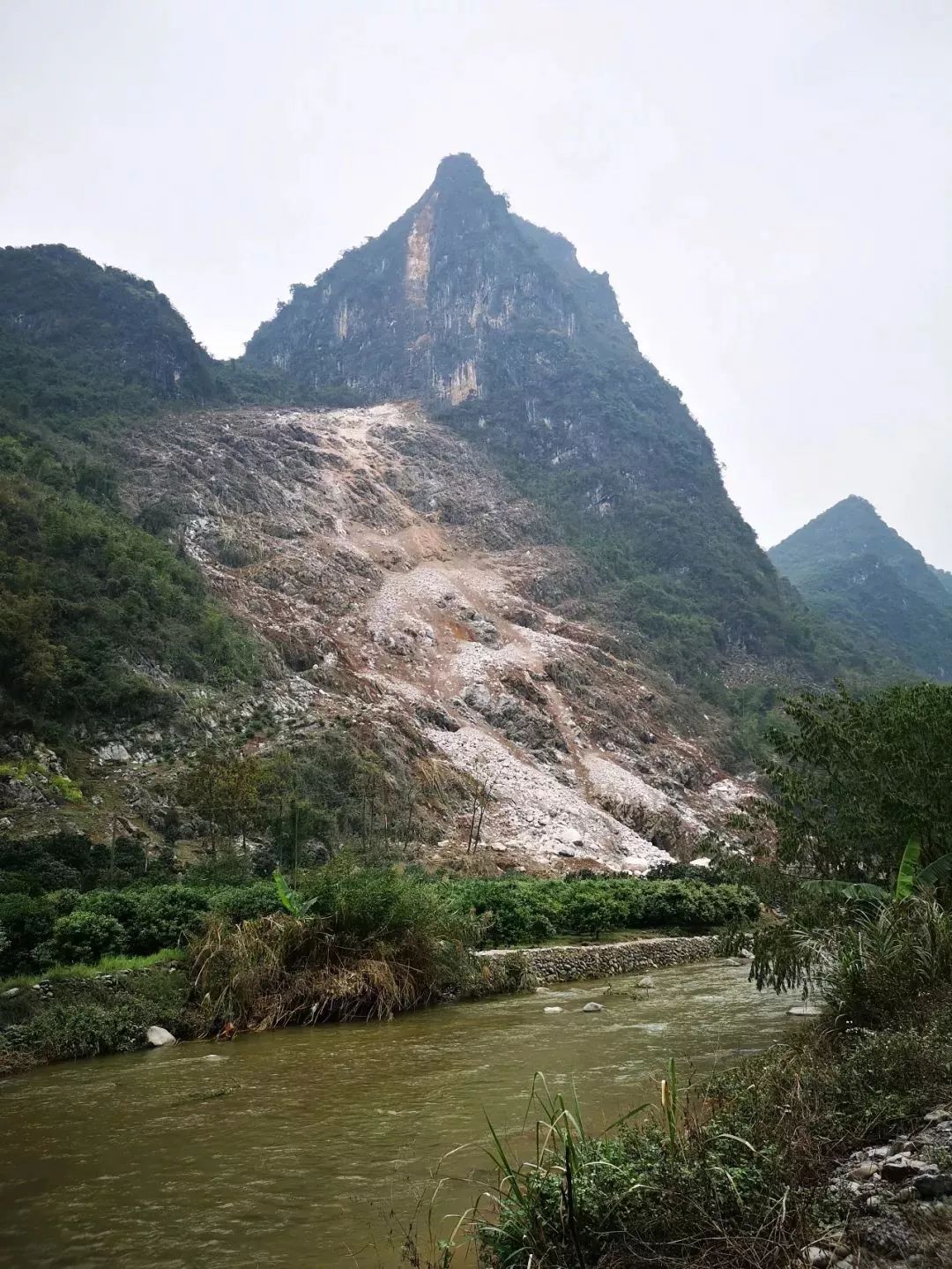 天山国家地质公园崩塌奇观地质遗迹保护区图片