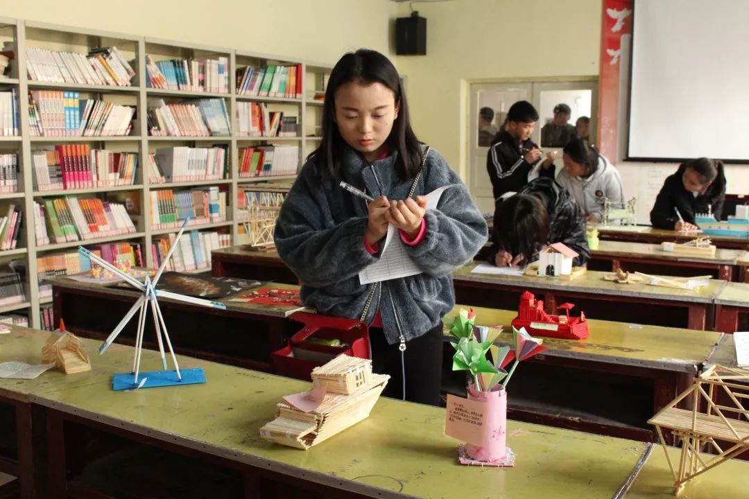 作品,不單單是一些原材料的簡單堆砌,它是我們學生的心靈手巧的體現