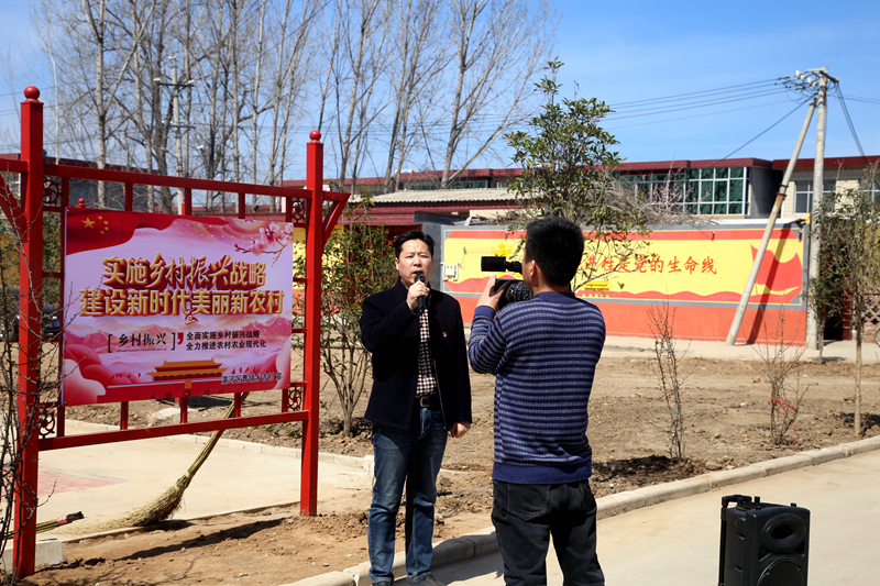 在曹镇乡吉村村观摩现场,张毅主持召开现场会,组织各乡(办)和相关职能