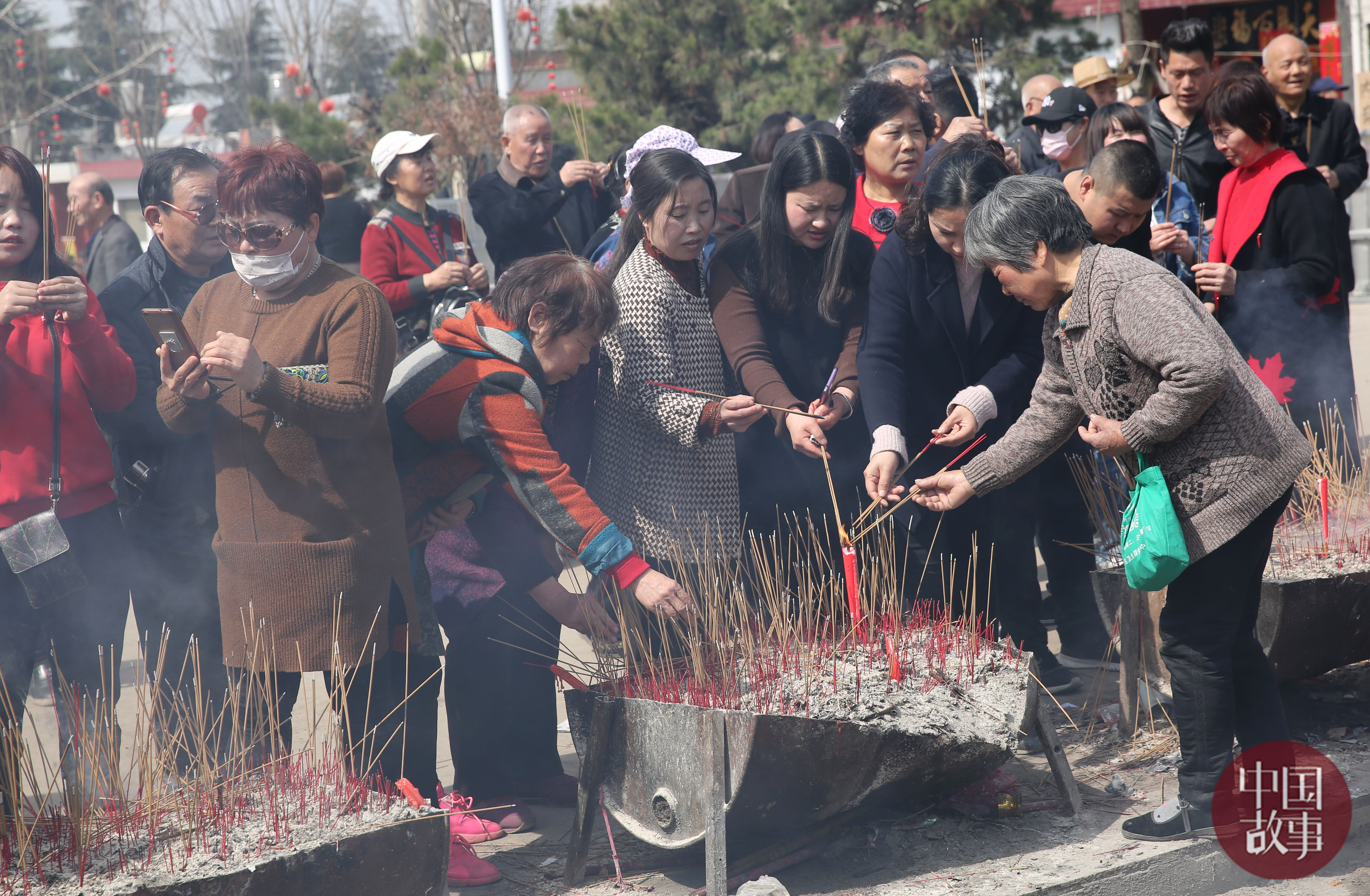 十萬人逛古廟會每人發3根細香 為環保不燒高香