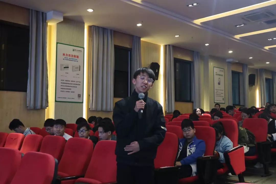 讲座在同学们热情的掌声中落下帷幕,向兰勇学长的演