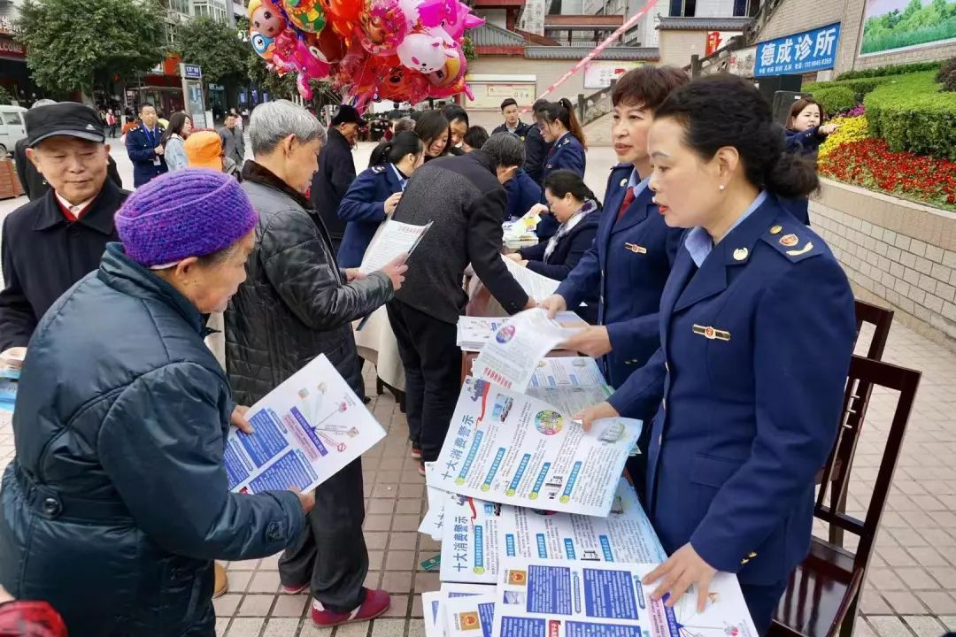 重拳出擊今天通江紅軍廣場開展打假維權活動