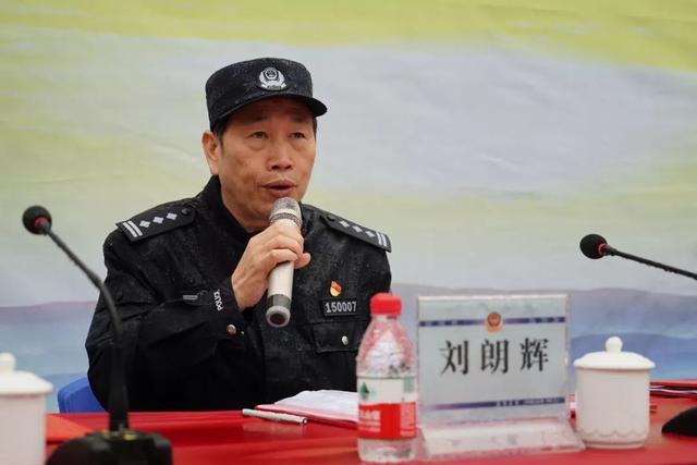 刘朗辉对厚街公安分局本次会操作点评全力支持公安工作 做坚强后盾