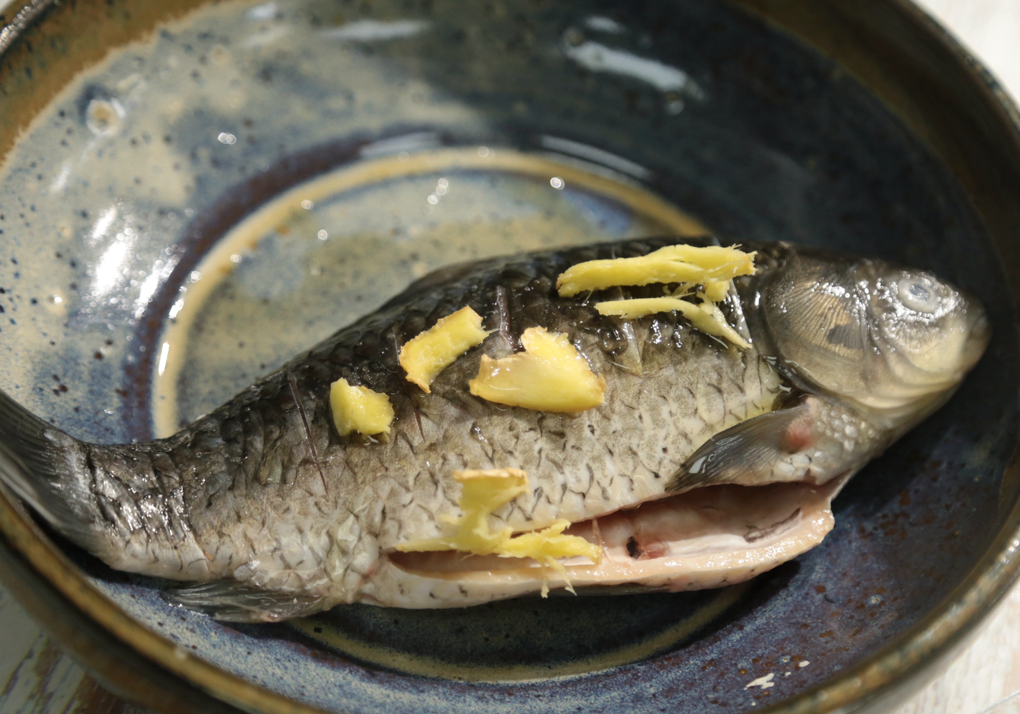 鯽魚一條,豆腐一塊,西紅柿一個,泡發米粉適量,凱里紅酸湯約20克,生薑