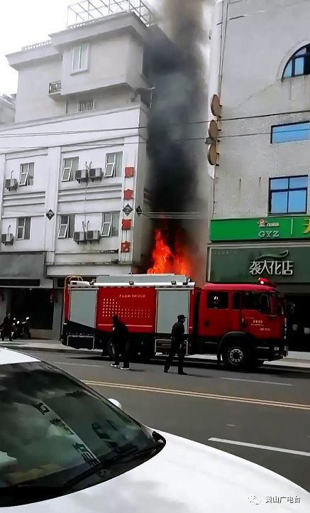 视频吓人屯溪一饭店着火多辆消防车出动