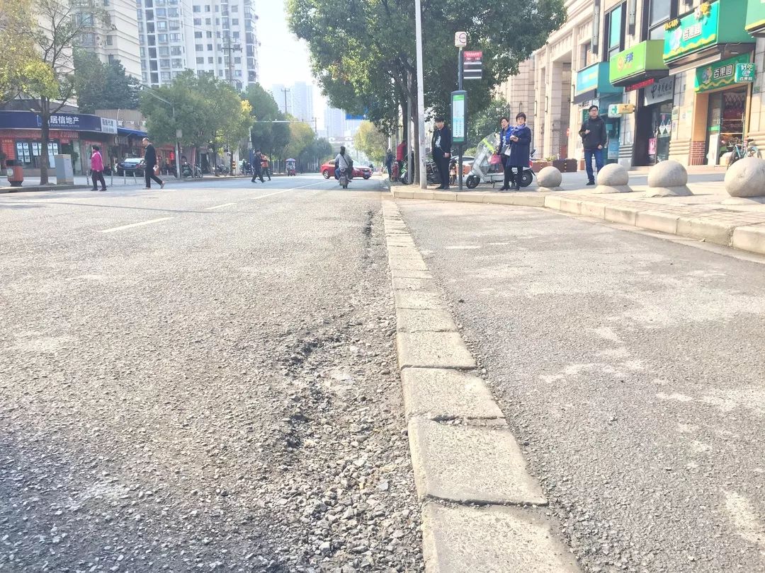 【聚焦民生】高跃路路面已经整体沦陷!