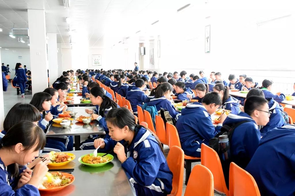 广元中学高度重视食品安全工作,严格落实食品安全主体责任,食堂在食材