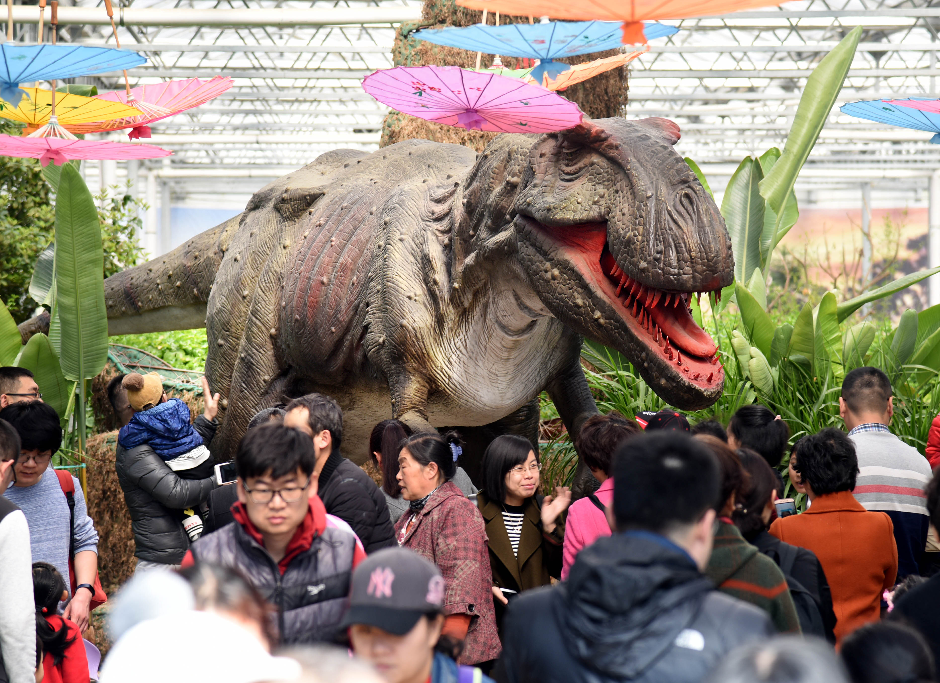 当日,山东青岛市灵珠山植物园恐龙科普基地对外开放,基地通过声光等