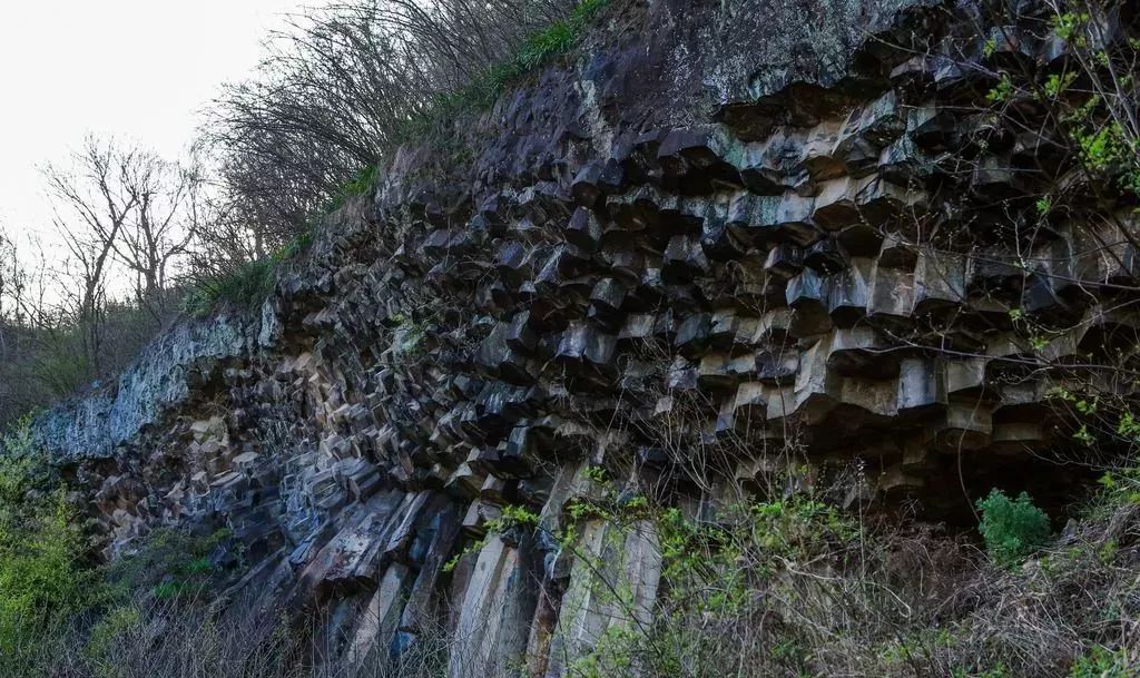 覆卮山冰川石浪图片