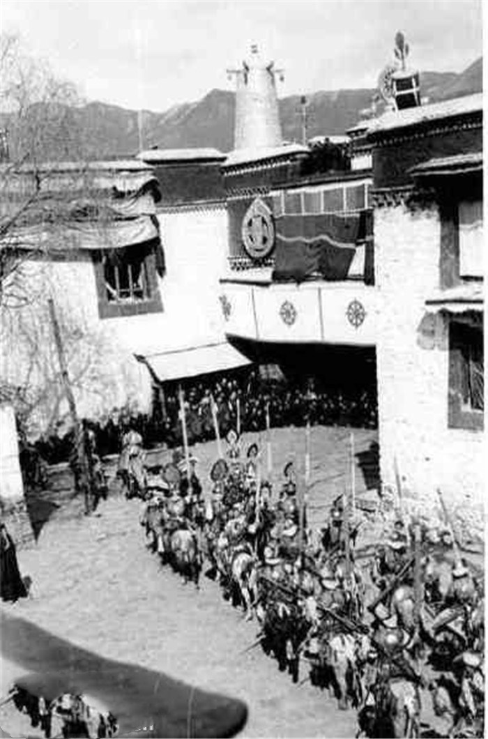 12 1941年拍摄的西藏当地藏兵和冷兵器骑兵,从装备和装扮上还处于古代