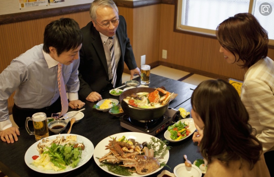 日本家庭聚餐图片