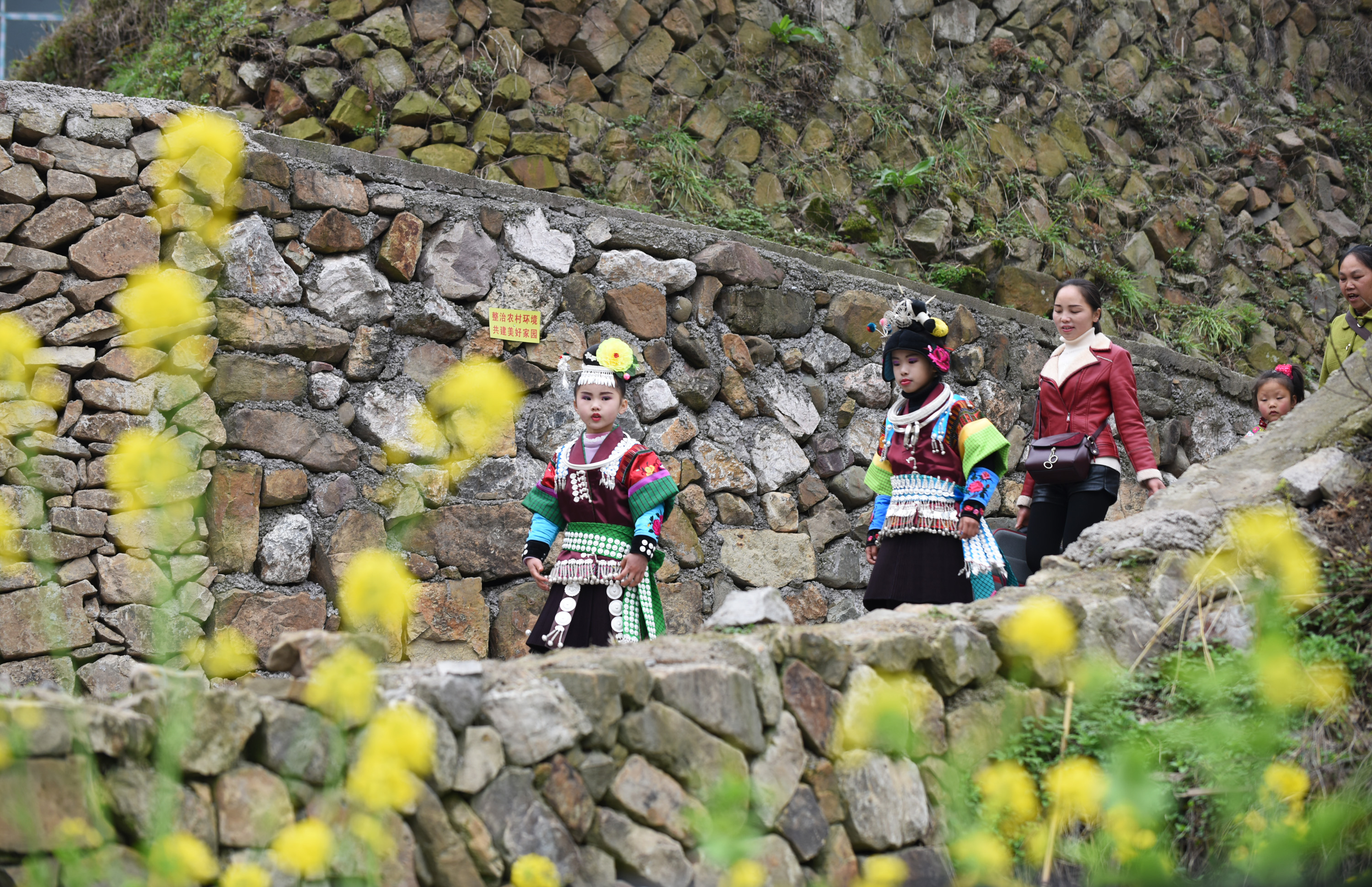 3月16日,在丹寨县南皋乡清江村,苗族姑娘在前往参加翻鼓节活动途中