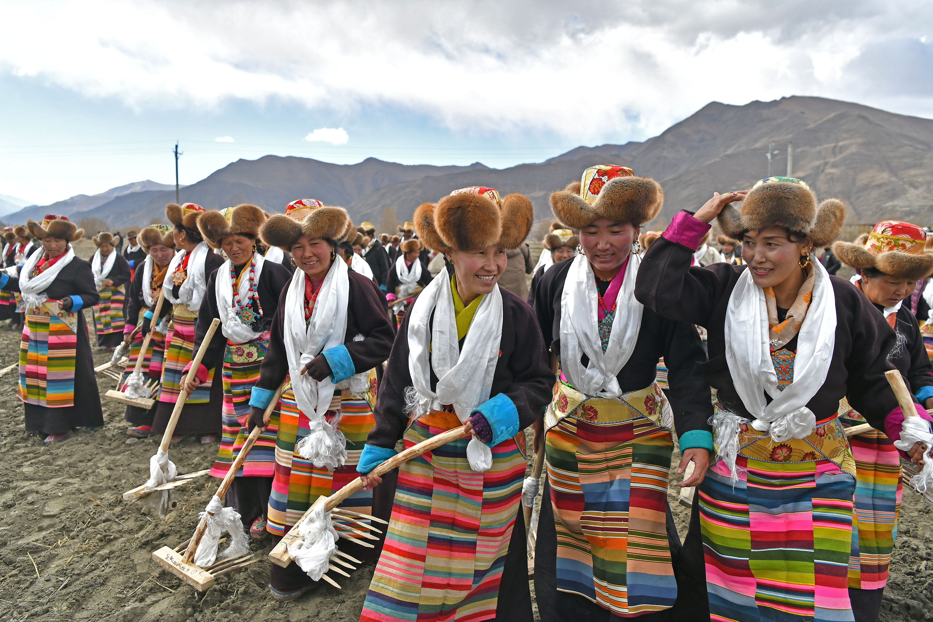 3月16日,拉萨市达孜区唐嘎乡的农民在开耕仪式上.