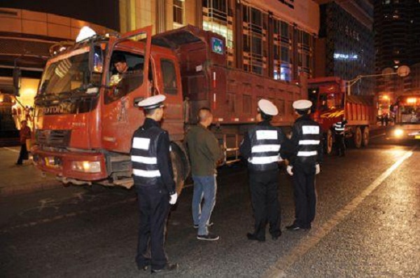 交警查車是有選擇性的他們根據什麼來攔車看完你就懂了