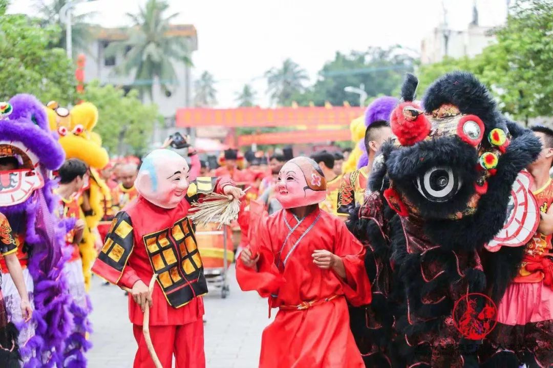 當地群眾齊聚新坡鎮冼夫人紀念館,舉行盛大的祭祀儀式,紀念民族英雄冼