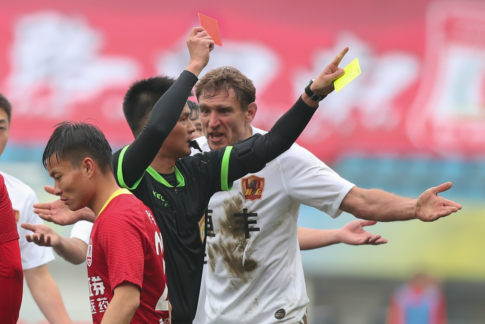 3月16日,主裁判在比赛中向贵州恒丰队球员耶拉维奇(右一)出示红牌.